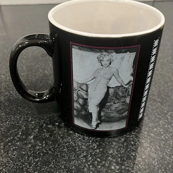 Marilyn Monroe Vintage Photo Design Mug - Picture 3 of 4